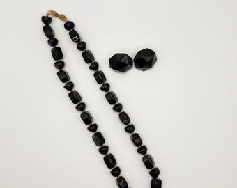 Conjunto vintage de colar com contas de acrílico preto e brincos geométricos facetados.