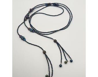Collar largo con borla y cuentas de vidrio vintage iridiscentes en color azul y morado.