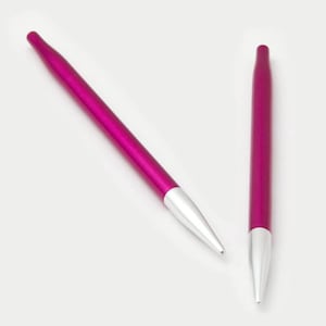Op de afbeelding: Twee magenta breinaalden met zilveren punten worden getoond tegen een witte achtergrond. Eén naald is schuin, de andere verticaal. De naalden hebben een gladde, metalen afwerking, wat wijst op breien en knutselen.
