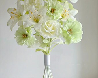 Luxuriöses, handgefertigtes, übergroßes Blumenstrauß-Display aus Papier in Grün und Weiß, perfekt für großformatige Dekorationen