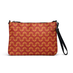 Trendy Daisy Chain Crossbody Bag - Perfect for Fashionable Fall Looks!