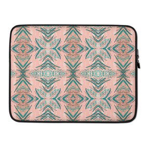 Peut inclure: Une housse d'ordinateur portable avec un motif géométrique répétitif en turquoise et corail. Le motif comprend des formes de diamants et de feuilles avec une bordure noire et une fermeture éclair noire.
