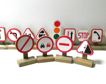 Ancien Jouets en bois :  Panneaux de signalisation routière 1970 1980