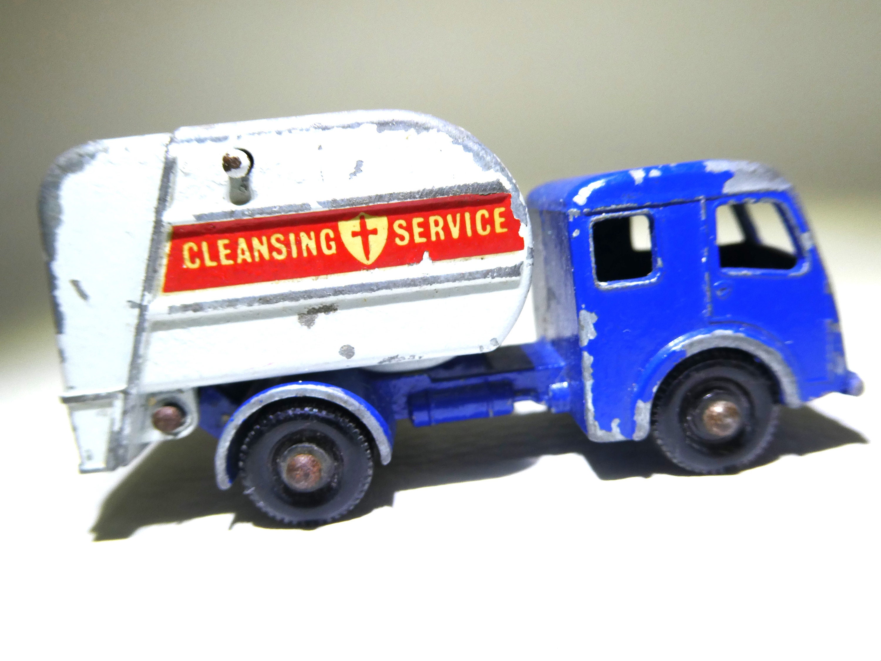 Truck Allemand Mercedes Actros Rouge miniature camion truck horloge | AUTO HORLOGE