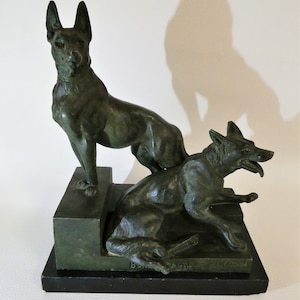 Statue - animal subject in spelter with dark green patina signed L. CARVIN 1900/1920