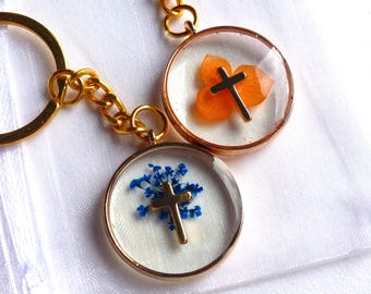 Llavero con flor - llavero con cruz - joyería religiosa - joyería para bolso - regalo religioso - llavero de resina