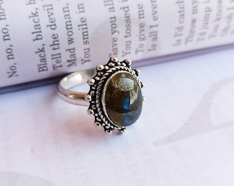 Flashy labradorite Ring-Labradorite Bohemian ring-Boho ring-Women's statement ring-Solitaire Ring-Dainty Ring