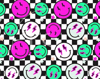 Könnte beinhalten: Ein sich wiederholendes Muster mit Smiley-Gesichtern mit Blitzsymbolen und Sternen auf einem schwarz-weißen Schachbrettmuster. Die Smiley-Gesichter sind in Pink-, Grün- und Weißtönen gehalten.