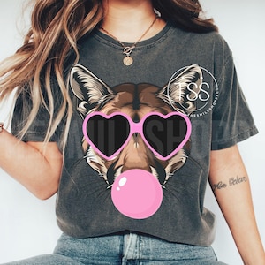puma soprando bolha png puma PNG puma Mascote Preppy PNG Mascote PNG cabeça de gato selvagem com óculos de coração rosa Design de sublimação de camisa