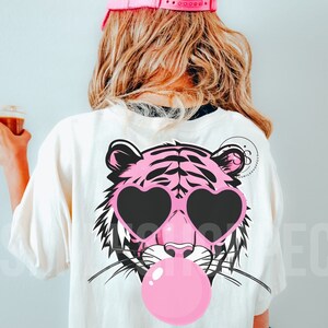 Tijger blazende bel, tijger png PNGEgg Tijgersmascotte preppy png Preppy mascotte png Preppy roze glitterster preppy tijgershirt sublimatieontwerp png