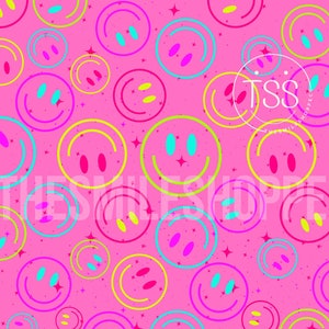 Puede incluir: Un fondo rosa con un patrón repetido de caras sonrientes amarillas, rosas y azules. Las caras sonrientes están delineadas en diferentes colores y tienen un efecto de brillo. El texto "TSS" está en el centro de la imagen.