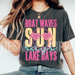 Barco, olas, sol, rayos, lago, días png, sonrisa angustiada, cara, sol, moda png, lago, navegación, aire libre png, verano, camiseta png, descarga instantánea