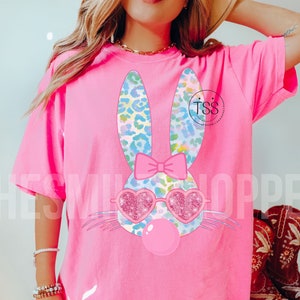 Osterhase bläst Blase png Kaninchen mit Gläsern Faux Glitter Pailletten guckt Osterhase png Sublimation Download für T-Shirts adretter Leopardenmuster