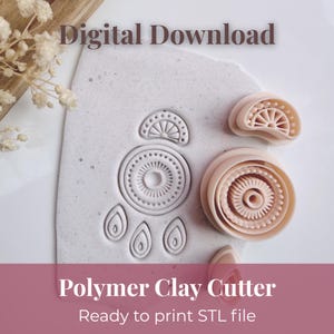 Op de afbeelding: Een verzameling polymeerklei-uitsteekvormen in een lichtroze tint, met verschillende geometrische en bloemmotieven. De afbeelding bevat de tekst "Digital Download" en "Polymer Clay Cutter - Ready to print STL file."