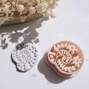 Tagliapasta rotondo a forma di conchiglia | Tagliapasta per argilla polimerica per orecchini | Design estivo folk | Tagliapasta boho dettagliato | Strumento per la creazione di gioielli