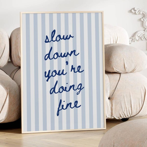 Slow down you're Doing Fine Blau gestreifte Wandkunst Trendy Wohnheim Dekor Ästhetische Affirmation Poster Positives Zitat Kunst Druck einer täglichen Erinnerung