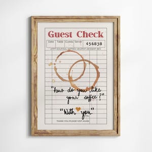 Pode incluir: Um design de arte de parede imprim&iacute;vel que apresenta um cheque de h&oacute;spede de estilo vintage com manchas de caf&eacute; e o texto "how do you like your coffee?" e "With you".
