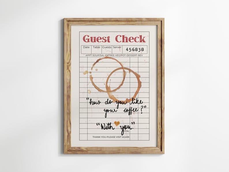 Pode incluir: Um design de arte de parede imprim&iacute;vel que apresenta um cheque de h&oacute;spede de estilo vintage com manchas de caf&eacute; e o texto "how do you like your coffee?" e "With you".