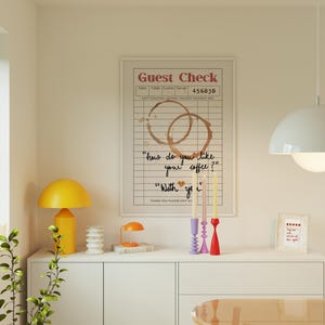 Pode incluir: Uma impress&atilde;o emoldurada com um design de cheque de convidado vintage. A impress&atilde;o apresenta uma mancha de caf&eacute; e o texto "how do you like your coffee?" e "With you".