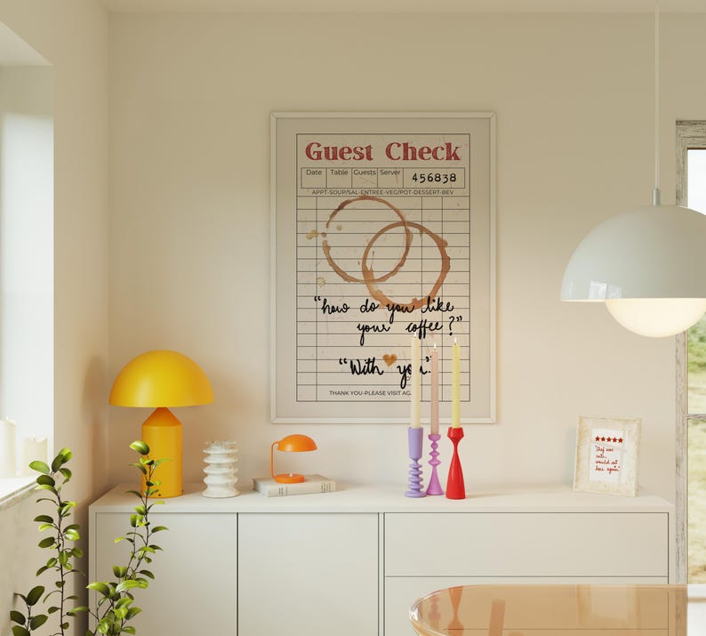 Pode incluir: Uma impress&atilde;o emoldurada com um design de cheque de convidado vintage. A impress&atilde;o apresenta uma mancha de caf&eacute; e o texto "how do you like your coffee?" e "With you".