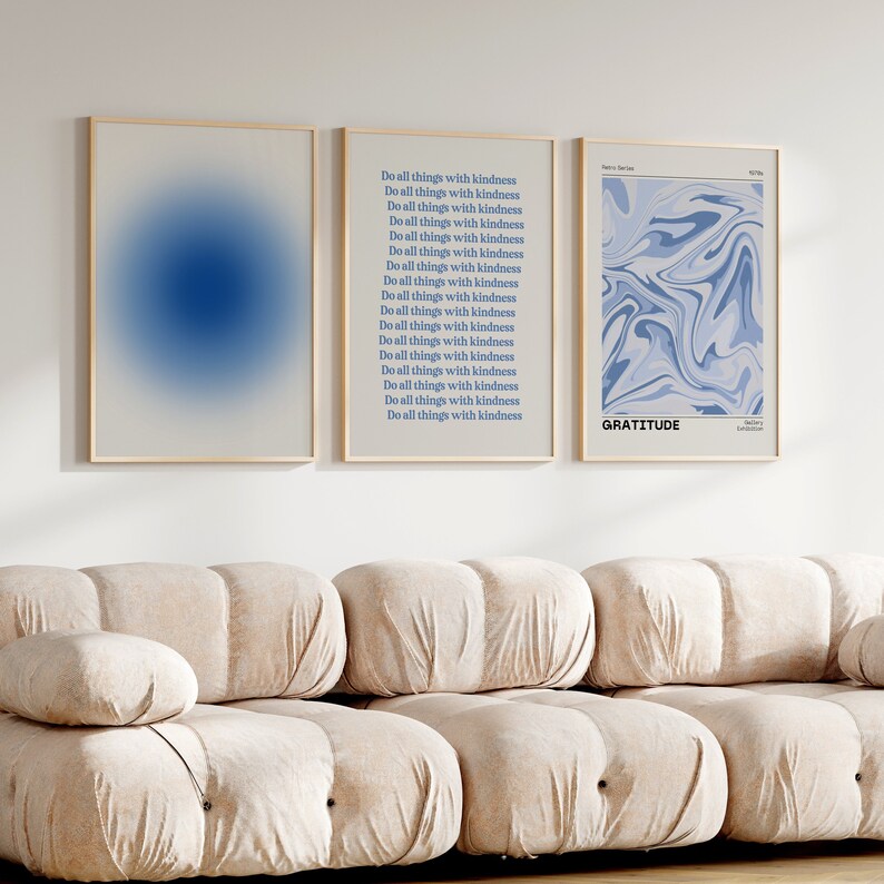 Op de afbeelding: Drie ingelijste prints met een witte achtergrond. De linker print heeft een blauwe gradi&euml;nt. De middelste print heeft de tekst "Do all things with kindness" 18 keer herhaald. De rechter print heeft een abstract marmerpatroon in blauw en wit en de tekst "GRATITUDE".