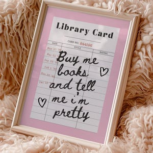 Kaufen Sie mich Bücher Plakat Bibliothek Karte Druck Buchliebhaber Wandkunst Ästhetischer rosa Druck Leseraum Dekor Retro Bibliothek Karte Kunst Leseecke Dekor