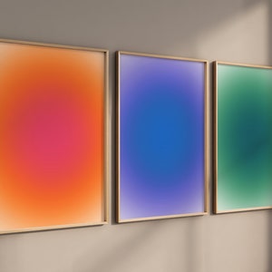 Peut inclure: Trois impressions d'art abstrait encadr&eacute;es avec des fonds de couleur d&eacute;grad&eacute;s. La premi&egrave;re impression est orange et rose, la deuxi&egrave;me est bleue et la troisi&egrave;me est verte.