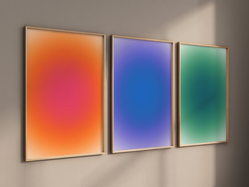 Peut inclure: Trois impressions d'art abstrait encadr&eacute;es avec des fonds de couleur d&eacute;grad&eacute;s. La premi&egrave;re impression est orange et rose, la deuxi&egrave;me est bleue et la troisi&egrave;me est verte.