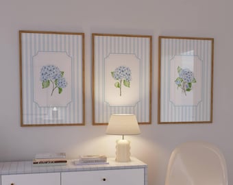 Arte murale con ortensie blu, stampe floreali alla moda, arte a righe pastello per dormitori, arte botanica estetica, arte costiera per nipoti, arte murale Grandmillennial