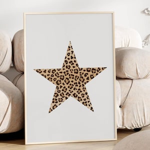 Puede incluir: Impresión enmarcada con una gran estrella con estampado de leopardo sobre fondo blanco. El marco es de color madera clara. Esta obra de arte es adecuada para la decoración del hogar. Una adición elegante a cualquier habitación.
