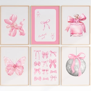 Puede incluir: Conjunto de seis ilustraciones de acuarela rosa y blanca en marcos de madera. Las ilustraciones incluyen un animal de globo rosa, un lazo rosa, un frasco de perfume rosa, una mariposa rosa, una colección de lazos rosas y una bola de discoteca plateada con un lazo rosa.