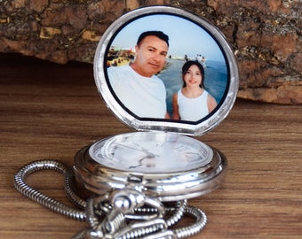 Personalisierte Silberfarbene Taschenuhr mit Bild und Geschenkbox, Valentinstag, Geschenk für Ihn, Jahrestagsgeschenk, Trauzeugengeschenk