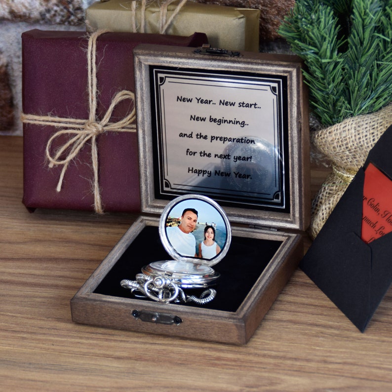 Personalisierte individuelle Taschenuhr mit Foto, Gravur Geschenk für Ihn, Jahrestag, Valentinstag, Trauzeuge Geschenk, Hochzeitsgeschenk Bild 1