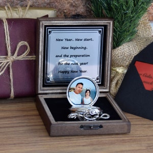 Personalisierte individuelle Taschenuhr mit Foto, Gravur Geschenk für Ihn, Jahrestag, Valentinstag, Trauzeuge Geschenk, Hochzeitsgeschenk Bild 5