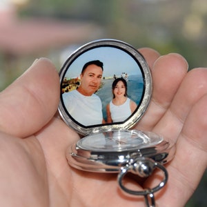 Personalisierte individuelle Taschenuhr mit Foto, Gravur Geschenk für Ihn, Jahrestag, Valentinstag, Trauzeuge Geschenk, Hochzeitsgeschenk Bild 3