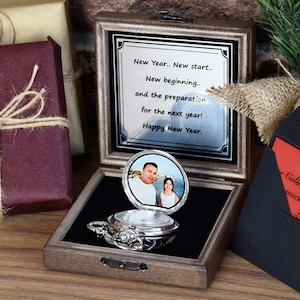 Personalisierte individuelle Taschenuhr mit Foto, Gravur Geschenk für Ihn, Jahrestag, Valentinstag, Trauzeuge Geschenk, Hochzeitsgeschenk Bild 2