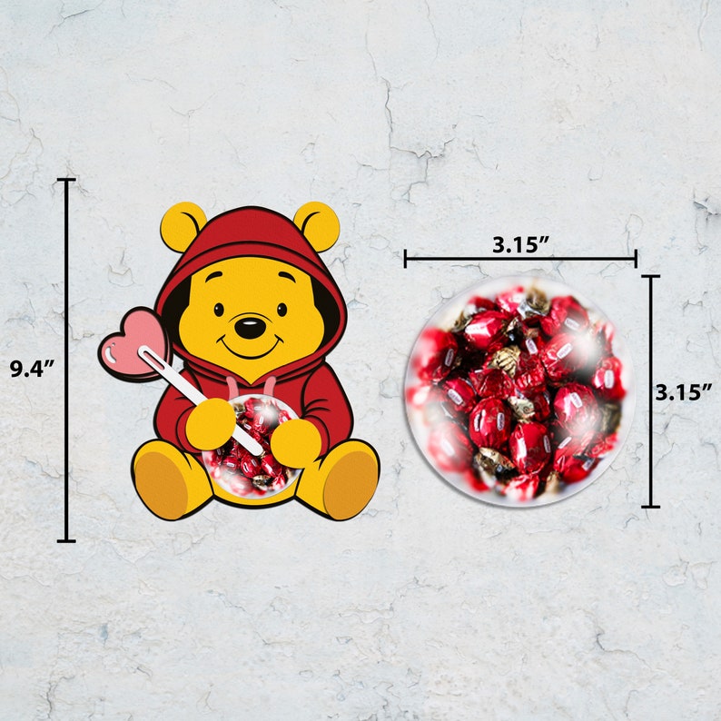 Puede incluir: Un personaje de Winnie the Pooh con una sudadera con capucha roja sostiene una piruleta en forma de coraz&oacute;n y un recipiente transparente lleno de caramelos rojos. El personaje mide 9,4 pulgadas de alto y el recipiente de caramelos tiene un di&aacute;metro de 3,15 pulgadas.