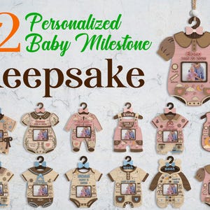 Pode incluir: Doze lembranças personalizadas de marcos do desenvolvimento do bebé em madeira, com formas de várias peças de roupa infantil, incluindo bodies, jardineiras e camisas. Cada peça inclui uma moldura central, nome do bebé, data de nascimento e ícones.