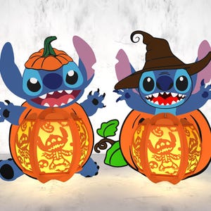 以下が含まれることがあります： リロ＆スティッチの青いスティッチのキャラクター2体が、ハロウィンのジャック・オ・ランタンに扮しています。それぞれのスティッチは、かぼちゃの帽子をかぶり、中にろうそくが灯された、くり抜かれたかぼちゃの中にいます。