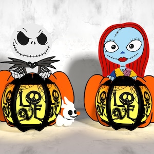 Puede incluir: Dos linternas de calabaza con temática de Halloween con Jack Skellington y Sally de Pesadilla antes de Navidad. Cada linterna tiene una silueta en blanco y negro de los personajes con la palabra "LOVE" en el centro. Las calabazas son naranjas con tallos negros.
