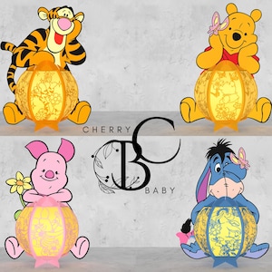 Puede incluir: Cuatro luces nocturnas con personajes de Winnie the Pooh. Cada luz presenta un personaje diferente: Tigger, Winnie the Pooh, Piglet y Eeyore. Cada personaje está sentado en una luz redonda, amarilla, blanca, rosa o azul con un diseño floral.