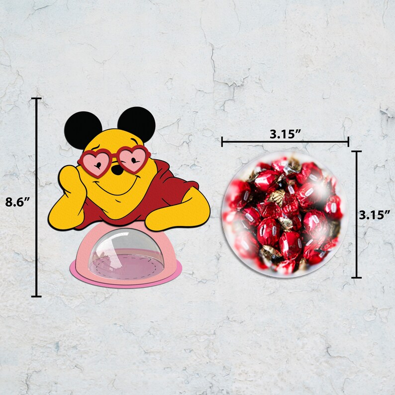 Puede incluir: Un personaje de dibujos animados amarillo con gafas de sol rojas en forma de coraz&oacute;n y una camisa roja sostiene un dispensador de caramelos rosa con una tapa transparente. El dispensador mide 8,6 pulgadas de alto y 3,15 pulgadas de ancho. Una imagen separada muestra un recipiente transparente lleno de caramelos rojos y dorados.
