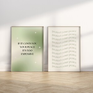 Pode incluir: Duas impress&otilde;es de arte emolduradas com cita&ccedil;&otilde;es inspiradoras. Uma impress&atilde;o tem um fundo gradiente verde com o texto "IF IT COSTS YOU YOUR PEACE IT'S TOO EXPENSIVE." A outra impress&atilde;o repete o texto "Protect your peace".