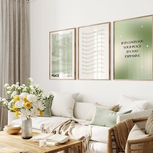Pode incluir: Tr&ecirc;s impress&otilde;es de arte emolduradas com molduras de madeira penduradas acima de um sof&aacute; branco. As impress&otilde;es apresentam texto e designs abstratos em tons de verde e branco. Uma impress&atilde;o diz "PEACE", outra "Protect your peace" e a terceira "If it costs you your peace it's too expensive".