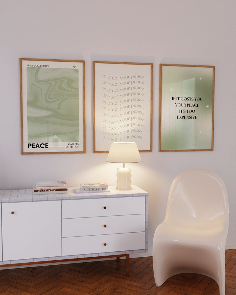 Pode incluir: Tr&ecirc;s impress&otilde;es de arte emolduradas com molduras de madeira. As impress&otilde;es apresentam texto e designs abstratos em tons de verde. Uma impress&atilde;o diz "PEACE", outra repete "Protect your peace", e a terceira diz "If it costs you your peace it's too expensive."