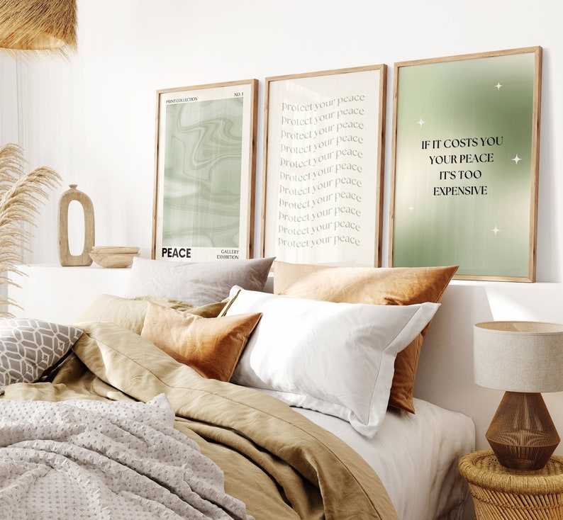 Pode incluir: Um quarto com tr&ecirc;s impress&otilde;es emolduradas. As impress&otilde;es apresentam cita&ccedil;&otilde;es inspiradoras e designs abstratos em verde e bege. A cama &eacute; feita com roupa de cama em tons neutros e almofadas decorativas.