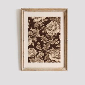 以下が含まれることがあります： 茶色の背景にベージュの花が咲いた花柄の額装されたプリント