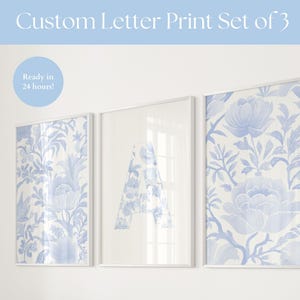 Juego de 3 impresiones de letras personalizadas, arte de pared chinoiserie, monograma de dormitorio, impresión inicial personalizada, impresiones de pared de guardería floral vintage para niñas, juego azul
