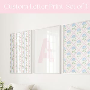 Juego de 3 impresiones de letras personalizadas Love Shack, arte de pared elegante, impresión de dormitorio femenino, impresión de nombre personalizado para niñas, monograma floral vintage de rayas rosas