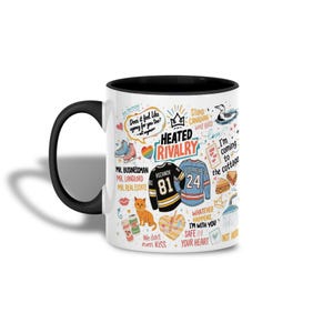 Könnte beinhalten: Eine weiße Keramiktasse mit schwarzem Griff und Rand, verziert mit farbenfrohen Illustrationen und Text. Das Design umfasst Hockey-Trikots, eine Katze und Sätze wie "Heated Rivalry" und "I'm coming to the cottage."